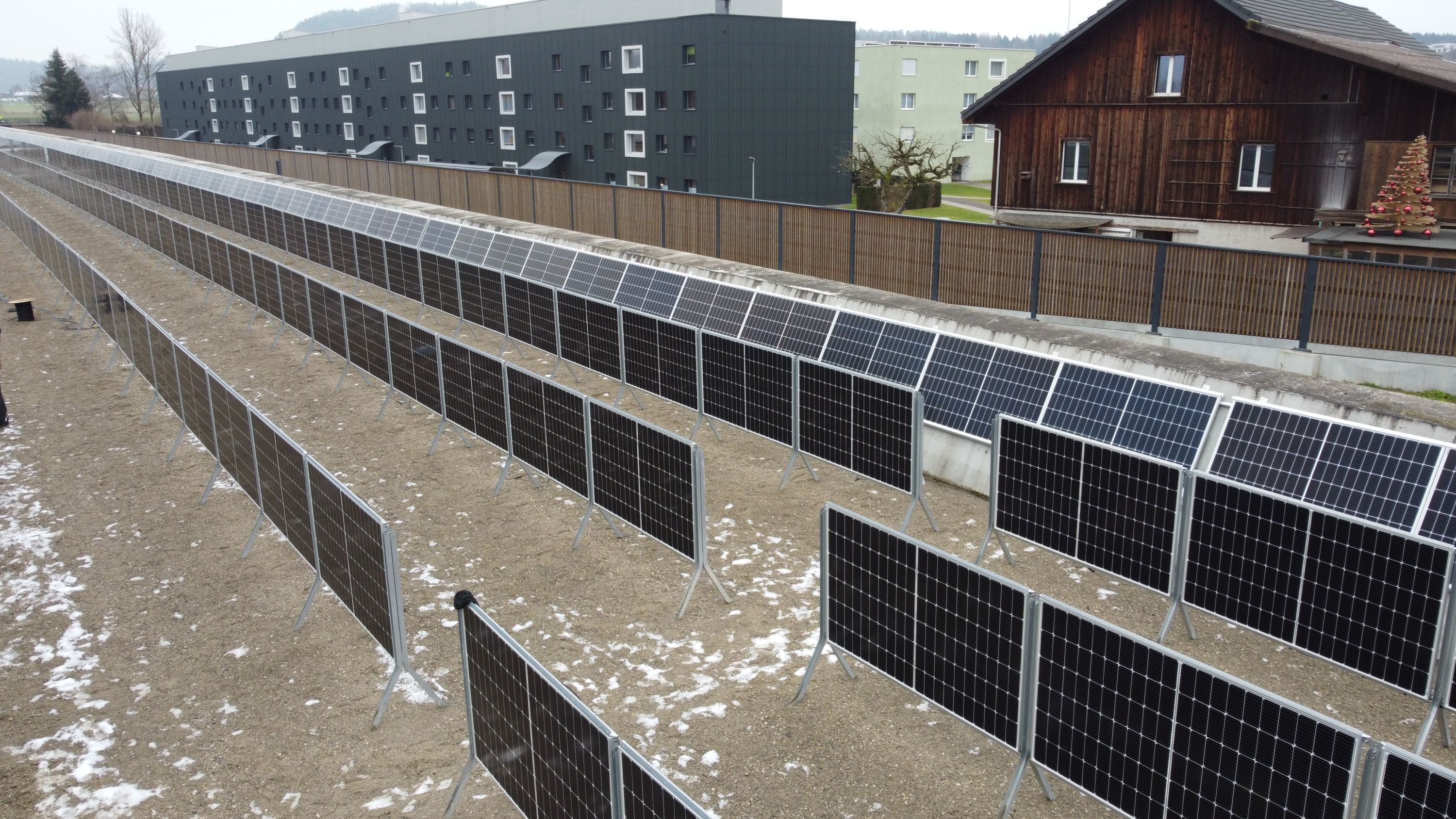 Bifaziale Solarmodule auf der Autobahnüberdachung A2
